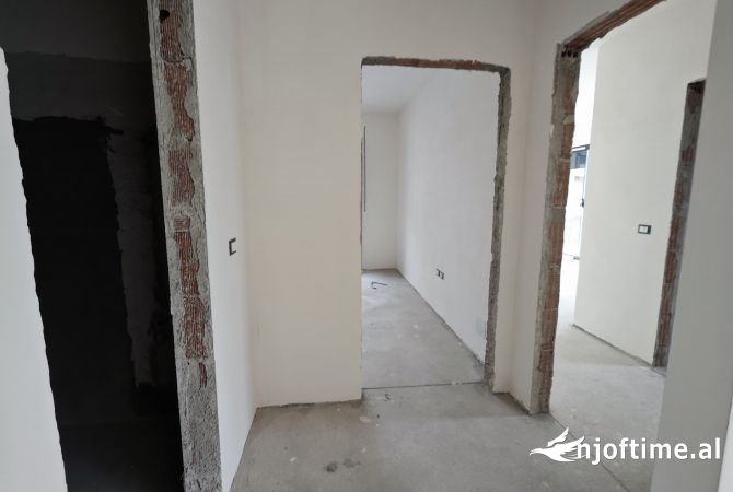 Shtepi ne shitje Apartament ne Tirane, 2+1, Mobilimi Bosh, pa mobiluar, Pagesa 160,000  Euro.