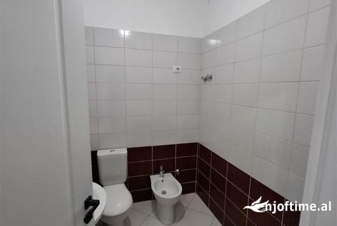 Shtepi ne shitje Apartament ne Tirane, 2+1, Mobilimi Bosh, pa mobiluar, Pagesa 140,000  Euro.