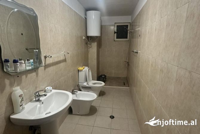 Shtepi me qera Apartament ne Tirane, 2+1, Mobilimi E mobiluar, Pagesa 700  Euro.