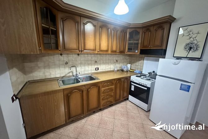 Shtepi me qera Apartament ne Tirane, 2+1, Mobilimi E mobiluar, Pagesa 700  Euro.