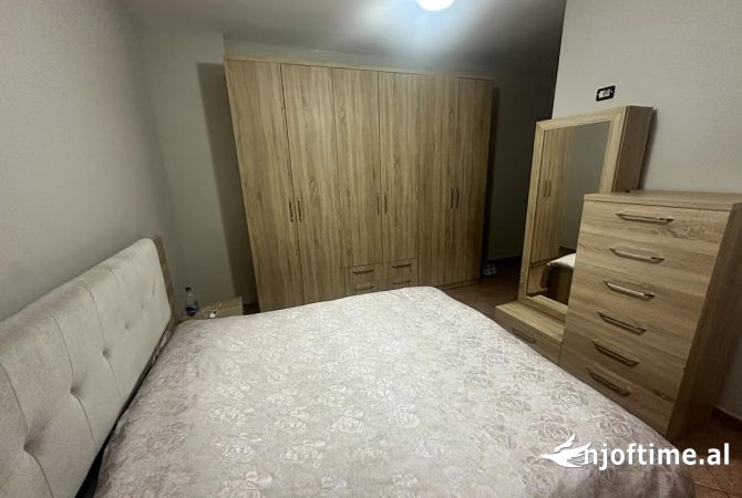 Shtepi me qera Apartament ne Tirane, 2+1, Mobilimi E mobiluar, Pagesa 700  Euro.