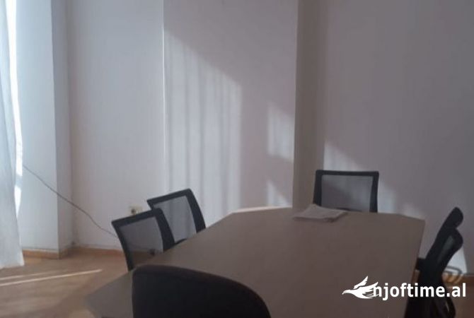 Ambient biznesi me qera 3+1 ne Tirane - 36,000 Leke