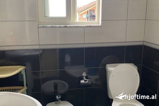 Shtepi me qera Apartament ne Tirane, 1+1, Mobilimi E mobiluar, Pagesa 40,000  Leke.