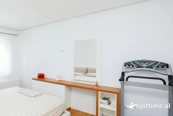Shtepi ne shitje Apartament ne Tirane, 2+1, Mobilimi E mobiluar, Pagesa 239,000  Euro.
