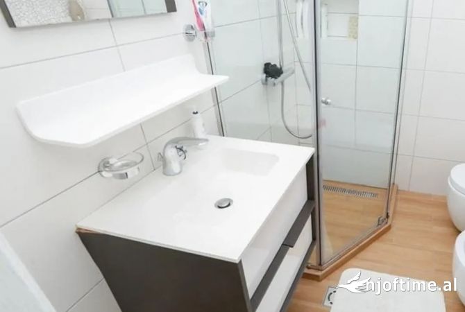 Shtepi ne shitje Apartament ne Tirane, 2+1, Mobilimi E mobiluar, Pagesa 239,000  Euro.