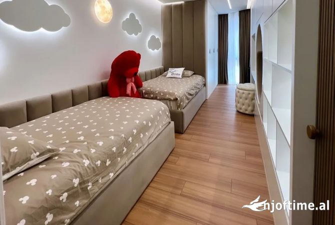 Shtepi ne shitje Apartament ne Tirane, 2+1, Mobilimi E mobiluar, Pagesa 348,000  Euro.