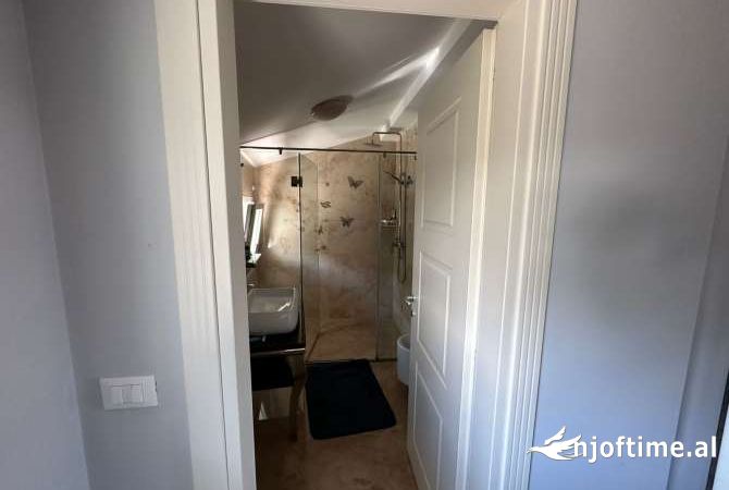 Shtepi me qera Vila Luksoze ne Tirane, 4+1, Mobilimi E mobiluar, Pagesa 3,000  Euro.