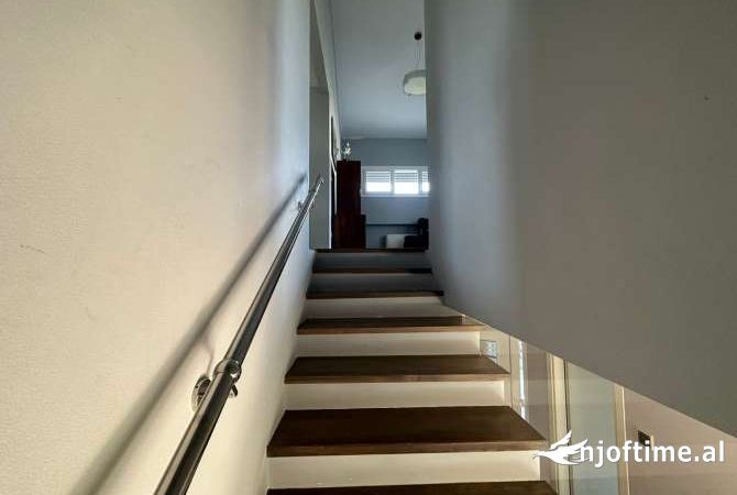 Shtepi me qera Vila Luksoze ne Tirane, 4+1, Mobilimi E mobiluar, Pagesa 3,000  Euro.