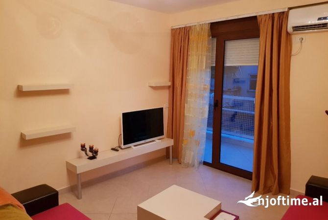 Shtepi me qera Apartament ne Tirane, 2+1, Mobilimi E mobiluar, Pagesa 670  Euro.