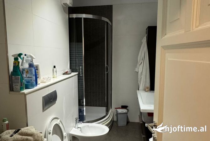 Shtepi me qera Apartament ne Tirane, 3+1, Mobilimi E mobiluar, Pagesa 750  Euro.