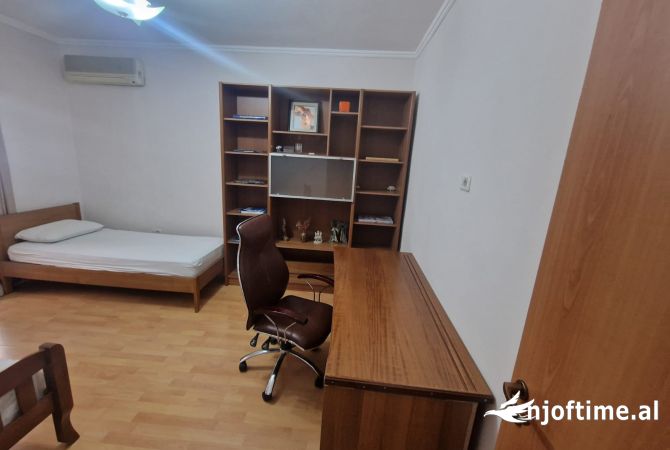 Shtepi me qera Apartament ne Tirane, 2+1, Mobilimi E mobiluar, Pagesa 55,000  Leke.