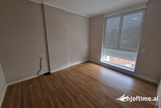 Ambient biznesi me qera 3+1 ne Tirane - 1,000 Euro