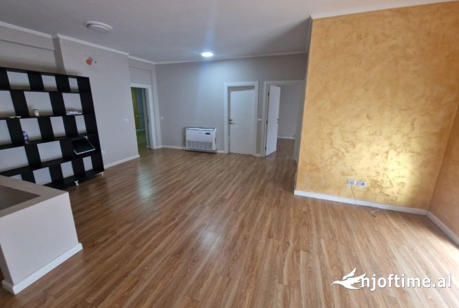 Ambient biznesi me qera 3+1 ne Tirane - 1,000 Euro