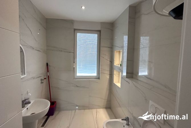 Jepet me qera ambjent per zyra te 21 dhjetori.