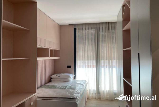 Shtepi ne shitje Apartament ne Tirane, 3+1, Mobilimi E mobiluar, Pagesa 480,000  Euro.