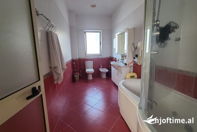 Shtepi ne shitje Shtepi Private ne Tirane, 5+1, Mobilimi E mobiluar, Pagesa 650,000  Euro.