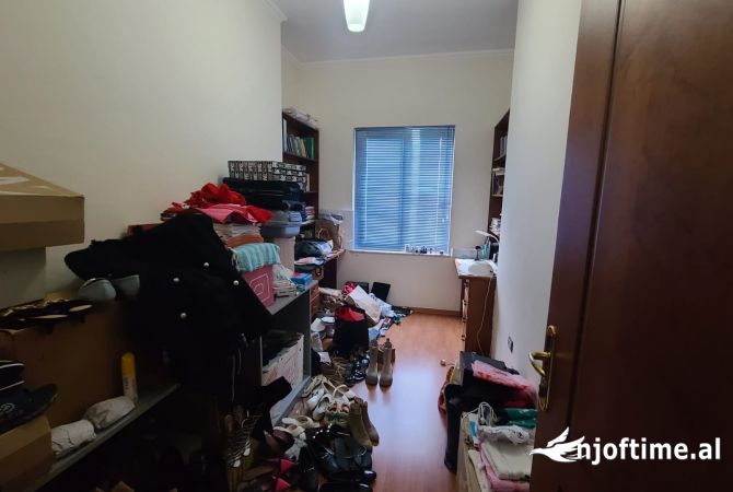 Shtepi ne shitje Shtepi Private ne Tirane, 5+1, Mobilimi E mobiluar, Pagesa 650,000  Euro.