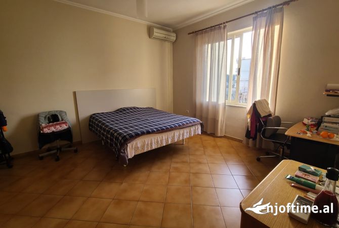 Shtepi ne shitje Shtepi Private ne Tirane, 5+1, Mobilimi E mobiluar, Pagesa 650,000  Euro.