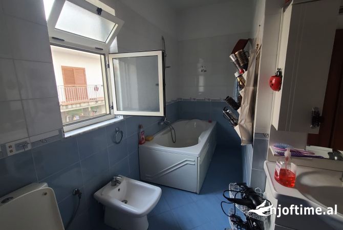 Shtepi ne shitje Shtepi Private ne Tirane, 5+1, Mobilimi E mobiluar, Pagesa 650,000  Euro.