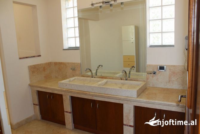 Shtepi ne shitje Shtepi Private ne Tirane, 5+1, Mobilimi E mobiluar, Pagesa 800,000  Euro.