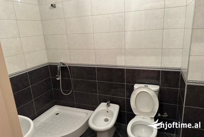 Shtepi ne shitje Apartament ne Tirane, 2+1, Mobilimi Bosh, pa mobiluar, Pagesa 125,000  Euro.