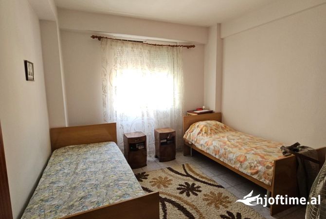 Shtepi me qera Apartament ne Tirane, 3+1, Mobilimi E mobiluar, Pagesa 750  Euro.