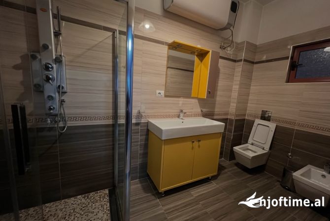 Shtepi me qera Shtepi Private ne Tirane, 3+1, Mobilimi E mobiluar, Pagesa 1,350  Euro.