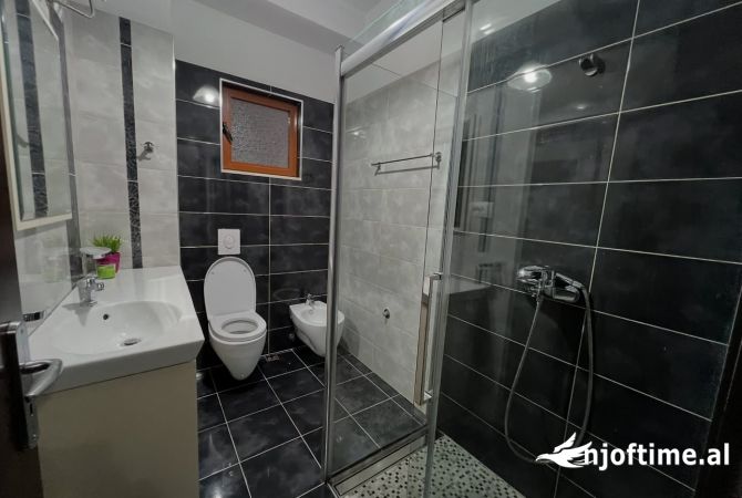 Shtepi me qera Shtepi Private ne Tirane, 3+1, Mobilimi E mobiluar, Pagesa 1,350  Euro.