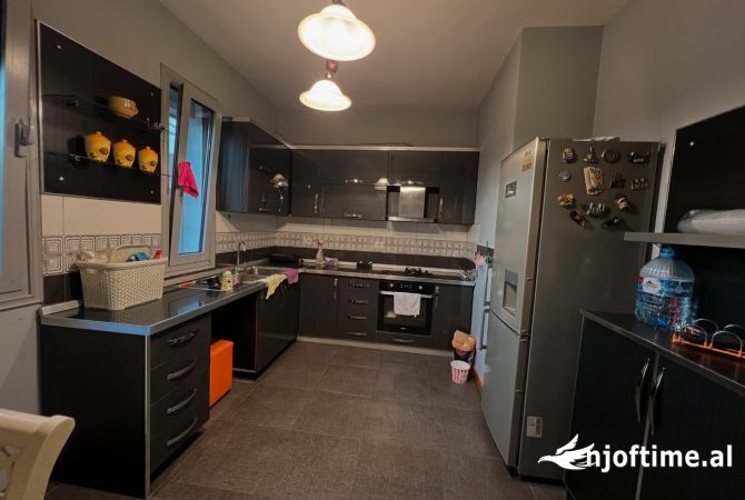 Shtepi me qera 3+1 ne Tirane - 1,350 Euro