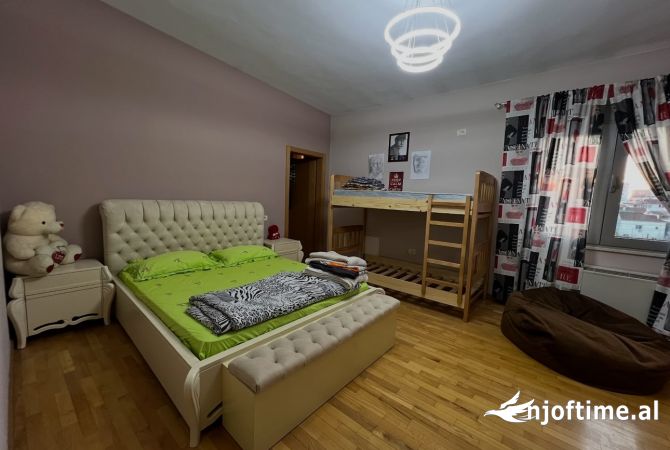 Shtepi me qera Shtepi Private ne Tirane, 3+1, Mobilimi E mobiluar, Pagesa 1,350  Euro.