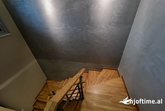 Shtepi me qera Shtepi Private ne Tirane, 3+1, Mobilimi E mobiluar, Pagesa 1,350  Euro.