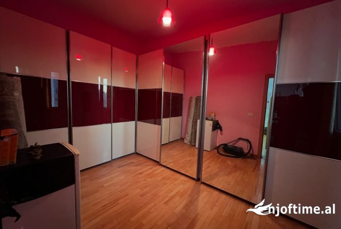 Shtepi me qera Shtepi Private ne Tirane, 3+1, Mobilimi E mobiluar, Pagesa 1,350  Euro.