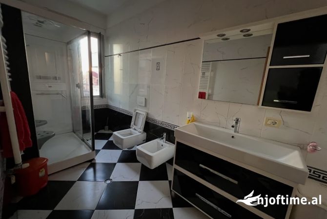 Shtepi me qera Shtepi Private ne Tirane, 3+1, Mobilimi E mobiluar, Pagesa 1,350  Euro.