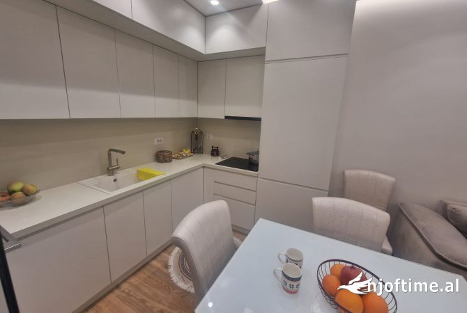 Shtepi ne shitje Apartament ne Tirane, 2+1, Mobilimi E mobiluar, Pagesa 300,000  Euro.
