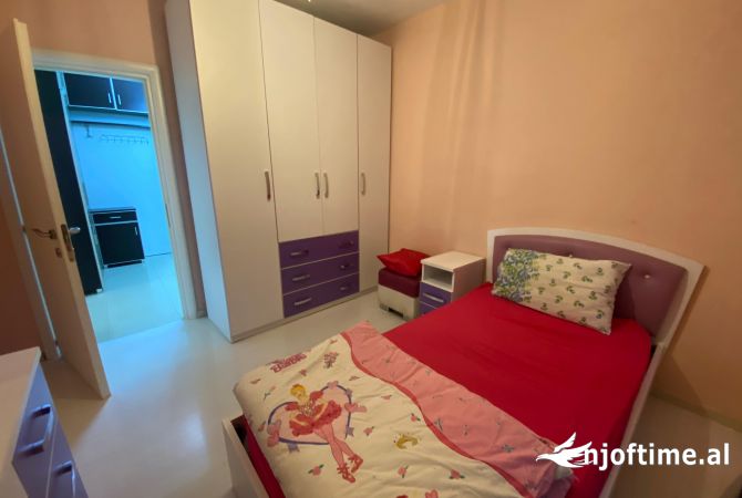 Shtepi me qera Apartament ne Tirane, 4+1, Mobilimi E mobiluar, Pagesa 800  Euro.