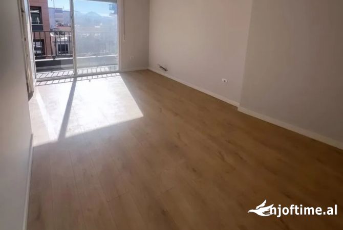 Shtepi ne shitje Apartament ne Tirane, 2+1, Mobilimi Bosh, pa mobiluar, Pagesa 185,000  Euro.