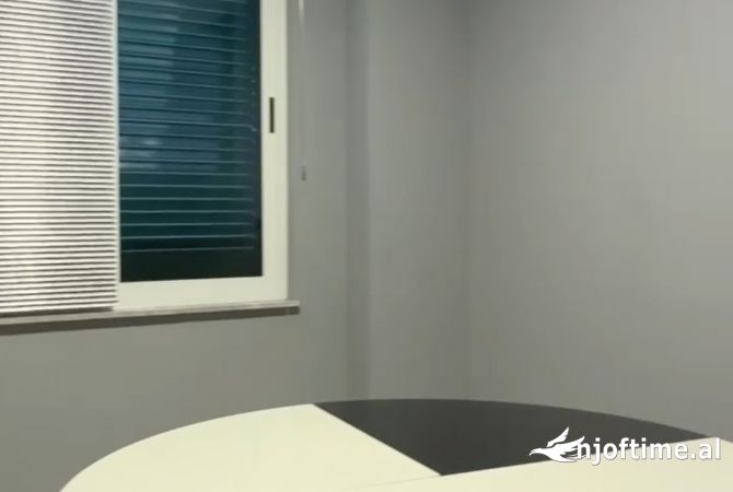 Jepet me qera ambjent per zyra me bllok !