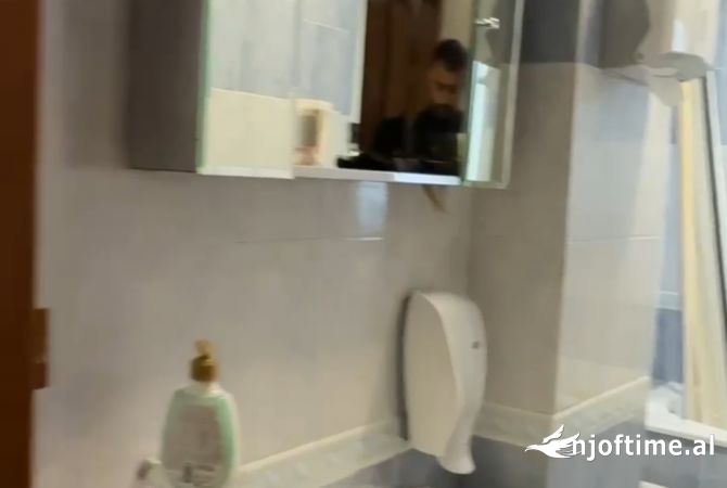 Jepet me qera ambjent per zyra me bllok !