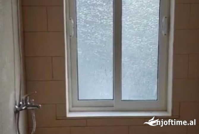 Shtepi ne shitje Apartament ne Tirane, 1+1, Mobilimi Bosh, pa mobiluar, Pagesa 45,000  Euro.