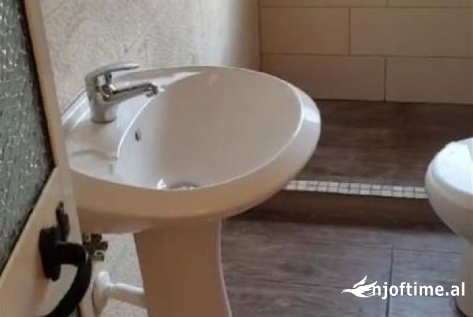 Shtepi ne shitje Apartament ne Tirane, 1+1, Mobilimi Bosh, pa mobiluar, Pagesa 45,000  Euro.