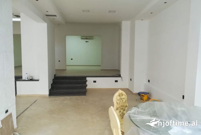 Ambient biznesi me qera 1+1 ne Tirane - 90,000 Leke