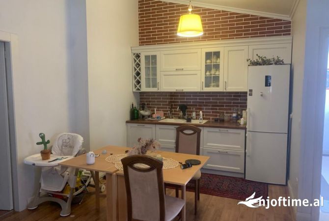 Shtepi ne shitje Apartament ne Tirane, 2+1, Mobilimi E mobiluar, Pagesa 150,000  Euro.