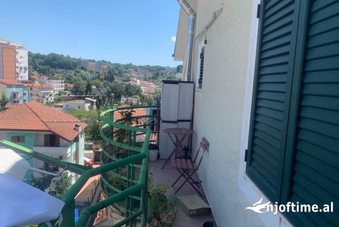 Shtepi ne shitje Apartament ne Tirane, 2+1, Mobilimi E mobiluar, Pagesa 150,000  Euro.