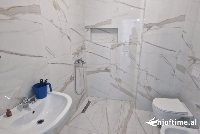 Jepet me qera apartament 2+1 i pershtatshem per zyra, Myslym Shyr