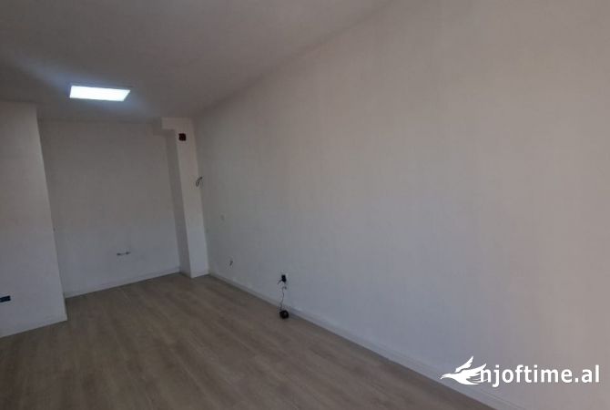 Jepet me qera apartament 2+1 i pershtatshem per zyra, Myslym Shyr