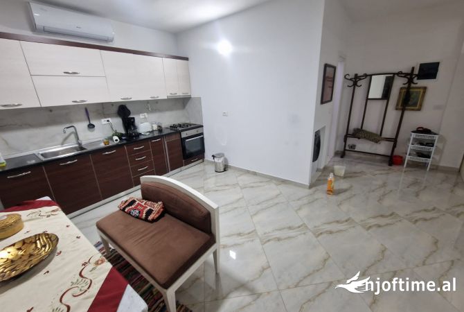 Shtepi me qera Apartament ne Tirane, 2+1, Mobilimi E mobiluar, Pagesa 600  Euro.