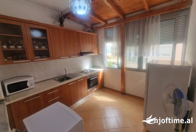 Shtepi me qera Apartament ne Tirane, 2+1, Mobilimi E mobiluar, Pagesa 400  Euro.