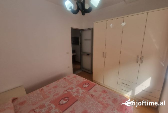 Shtepi me qera Apartament ne Tirane, 2+1, Mobilimi E mobiluar, Pagesa 400  Euro.