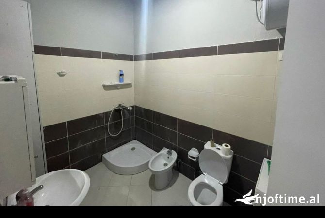 Shtepi ne shitje Apartament ne Tirane, 2+1, Mobilimi E mobiluar, Pagesa 150,000  Euro.