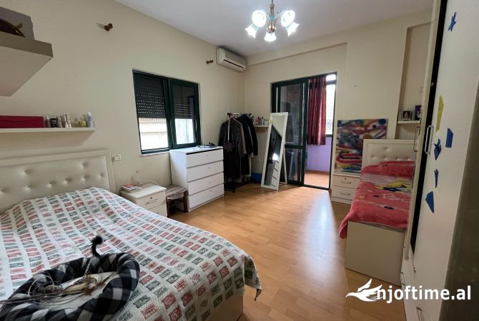 Shtepi ne shitje Apartament ne Tirane, 3+1, Mobilimi E mobiluar, Pagesa 310,000  Euro.